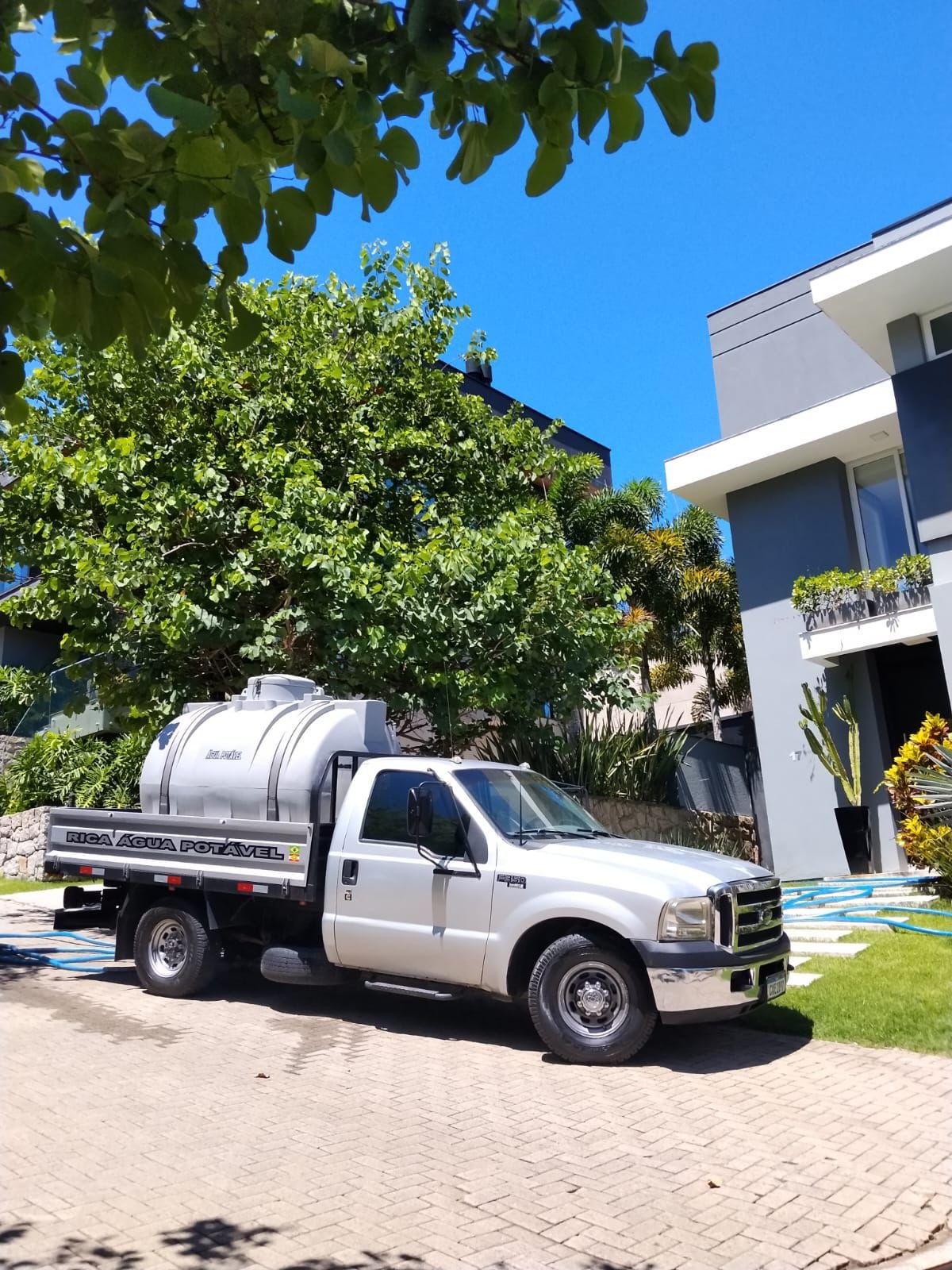 Caixa d'água abastecida no Bairro Cacupé, Florianópolis-SC